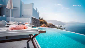 Handtücher liegen auf Liegen an einem Pool