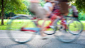 Zwei Radfahrer fahren nebeneinander