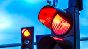 Bei Rot über eine Ampel fahren kann teuer werden