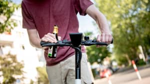 Ein Mann faehrt am 07.06.2021 alkoholisiert mit einem gemieteten E-Tretroller
