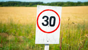 Ein selbstgemaltes Tempo 30 Schild