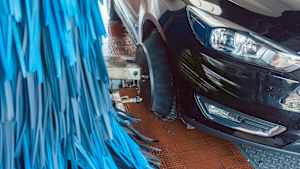 Auto kommt mit Kratzern aus der Waschstraße raus