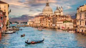 Eine Gondel fährt auf dem Canale Grande in Venedig