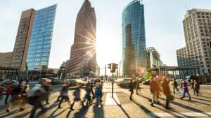 Fußgänger auf dem Potsdamer Platz in Berlin im Gegenlicht