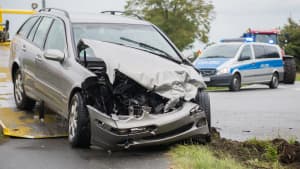 Ein Auto ist in einem Verkehrsunfall verwickelt und beschadet