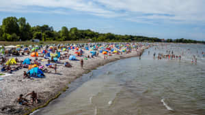 Touristen baden am Ostseestrand