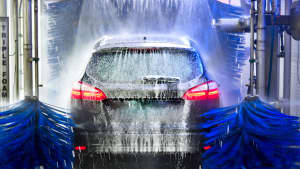 Auto wird in der Waschanlage gereinigt