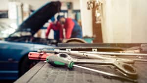 Mechaniker arbeiten in einer KFZ-Werkstatt