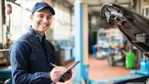 Mechaniker in Werkstatt