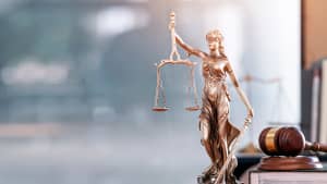 Eind Skulptur Justizia steht auf einem Schreibtisch