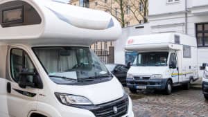 Ein Dieb macht sich nachts an einem Wohnmobil zu schaffen
