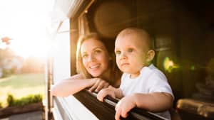 Mutter und Baby schauen aus Wohmobilfenster