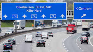 Autos fahren auf der A3 bei Köln Düsseldorf
