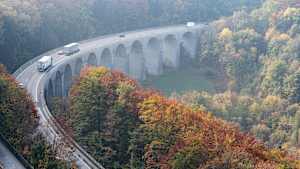 Luftaufnahme des Albauftiegs auf der A8 im Herbst
