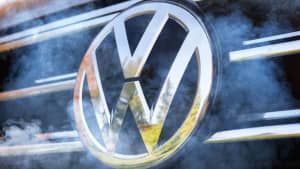 VW-Emblem im Rauch von Abgasen