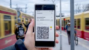 Ein 49 Euro Ticket auf einem Smartphone