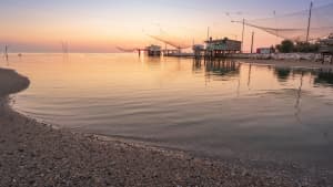 Panoramablick auf Fischerhütten bei Sonnenaufgang bei Ravenna
