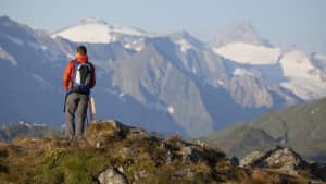 Wanderer vor Alpenkulisse