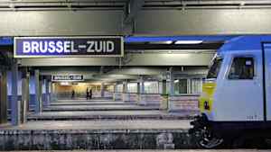 Ein Zug steht am Bahnhof von Brüssel