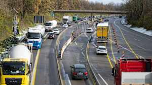 Baustelle auf der A96: vor der Einfahrt in den Gräfelfinger Tunnel verengt sich die Fahrbahn auf nur noch 4 Spuren
