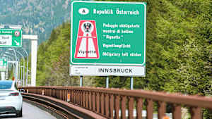 Ein grünes Schild kurz vor Innsbruck weißt auf die Vignettenplicht auf Österreichs Autobahnen hin