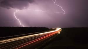 Gewitter Blitz und Donner über der Autobahn