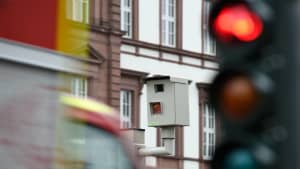 Ein Blitzer direkt an einer Ampel