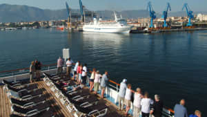 Ein Kreuzfahrtschiff im Hafen von Palermo