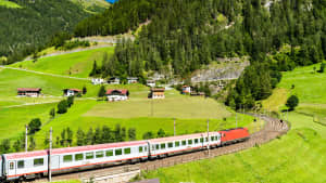 Der Brenner Zug in den österreichischen Alpen