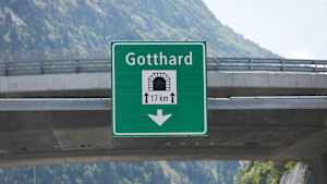 Aufnahme des Schildes des Gotthardtunnels in der Schweiz