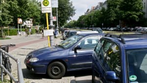 Falsch geparktes Auto an der Bushaltestelle