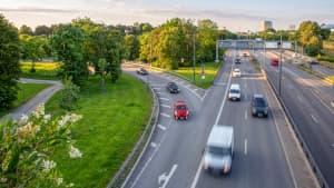 Autos auf dem Mittleren Ring in München im Sommer
