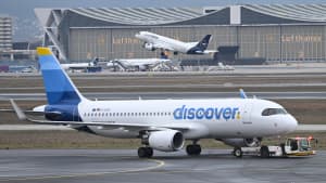 Ein Flugzeug von Discover auf der Landebahn am Flughafen