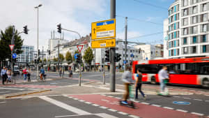 Straßenszene an einer Kreuzung in Bonn