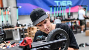 Mechaniker repariert E-Scooter