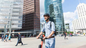 Mann mit E-Scooter am Potsdamer Platz