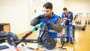 E-Scooter-Anbieter Dott gibt Einblicke in seine Reparatur-Werkstatt in Garching bei München