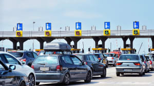 Autos an einer Mauthaltestelle in Griechenland