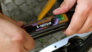 Gravur einer Codierung an einem Fahrrad