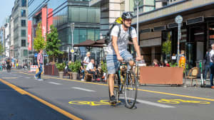 Fahrradfahrer fährt auf einem Pop Up Radweg in Berlin