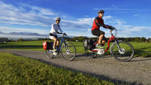 Pärchen macht eine Radtour durch sonnige Landschaft