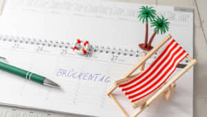 Die Notiz Brückentag ist in einen Kalender eingetragen