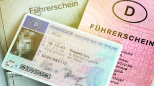 Führerschein in Papierform und als Karte