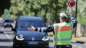 Polizist bei der Verkehrskontrolle