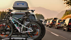 Die Reisewelle rollt am frühen Morgen auf der Autobahn A8 München Salzburg in Richtung Landesgrenze