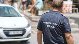 Ein Polizist von hinten bei einer Verkehrskontrolle in Griechenland