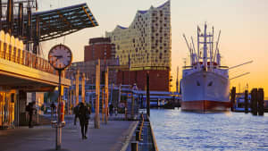 Die Elbphilharmonie mit der Norderelbe und Museumsschiff bei Sonnenaufgang in Hamburg St. Pauli
