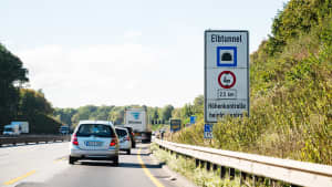 Eine Höhenkontrolle vor dem Elbtunnel