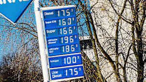 Ein Preisschild einer Tankstelle mit aktuellen Spritpreisen