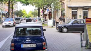 Eine Straße während des Feierabendverkehrs, Rechts vor links Situation an einer Kreuzung Strassenverkehr in Essen